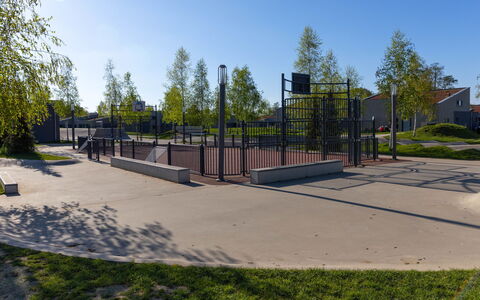 Seetraum: Openbare Ruimte, Samengesteld Materiaal, Park, Pool, Schaduw, Gang, Hek