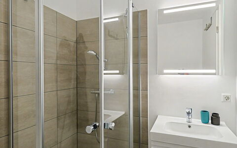 Seezauber: Loodgieterswerkinrichting, Badkamer, Flooring, Interieur Ontwerp, Verdieping, Loodgieter, Wastafel, Toilet, Plafond, Spiegel