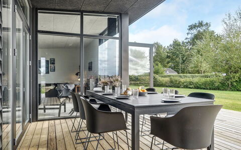 Emelina - 300M from the Sea: Appartement, Schaduw, Balkon, Stoel, Hek, Buitenmeubels, Aluminium, Kunstgras