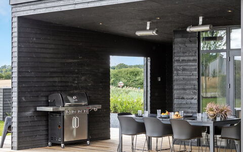 Emelina - 300M from the Sea: Appartement, Schaduw, Balkon, Stoel, Hek, Buitenmeubels, Aluminium, Kunstgras