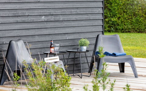 Emelina - 300M from the Sea: Appartement, Schaduw, Balkon, Stoel, Hek, Buitenmeubels, Aluminium, Kunstgras