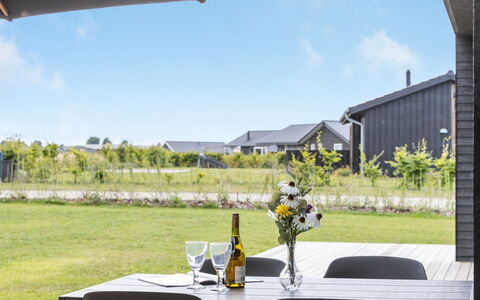 Emelina - 300M from the Sea: Appartement, Schaduw, Balkon, Stoel, Hek, Buitenmeubels, Aluminium, Kunstgras