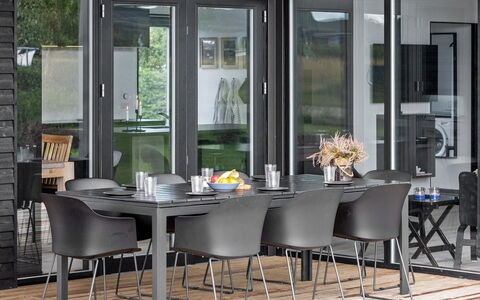Emelina - 300M from the Sea: Appartement, Schaduw, Balkon, Stoel, Hek, Buitenmeubels, Aluminium, Kunstgras