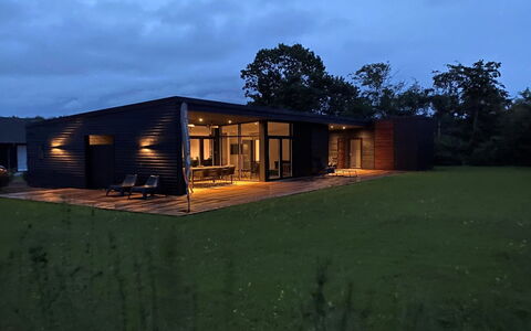 Emelina - 300M from the Sea: Appartement, Schaduw, Balkon, Stoel, Hek, Buitenmeubels, Aluminium, Kunstgras