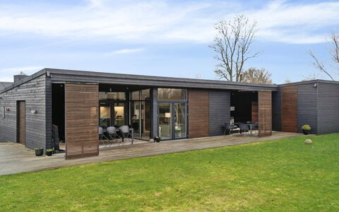 Emelina - 300M from the Sea: Appartement, Schaduw, Balkon, Stoel, Hek, Buitenmeubels, Aluminium, Kunstgras