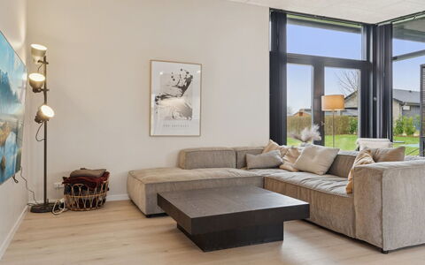 Emelina - 300M from the Sea: Appartement, Schaduw, Balkon, Stoel, Hek, Buitenmeubels, Aluminium, Kunstgras