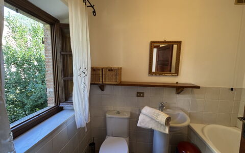 Allo Scoiattolo: Muur, Flooring, Verdieping, Interieur Ontwerp, Loodgieterswerkinrichting, Wastafel In De Badkamer, Loodgieter, Kamer, Badkamer, Kraan