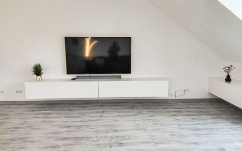 Sonnenschein: Flooring, Verdieping, Hout, Houten Vloer, Laminaatvloer, Hardwood, Plank, Woonkamer, Televisietoestel, Televisie