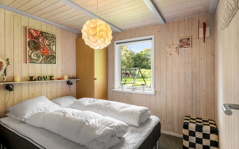 Vilhelm - 10Km from the Sea: Hout, Slaapkamer, Meubilair, Interieur Ontwerp, Bed, Laken, Bedding, Bed Frame, Beits, Hoofdkussen