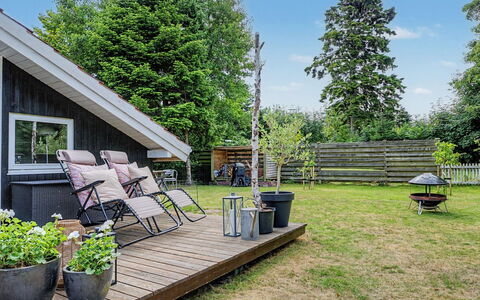 Lirim - 400M from the Sea: Verblijf, Backyard, Werf, Garden Gebouwen, Schuur, Siding, Buitenmeubels, Blokhut, Outdoor Structuur, Keet