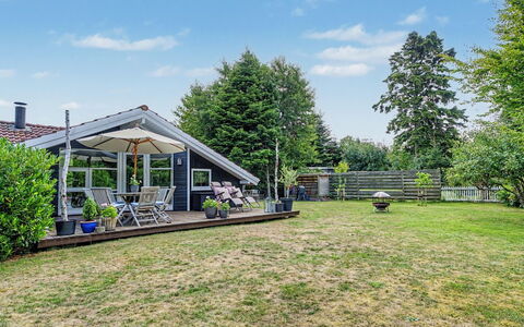 Lirim - 400M from the Sea: Verblijf, Backyard, Werf, Garden Gebouwen, Schuur, Siding, Buitenmeubels, Blokhut, Outdoor Structuur, Keet