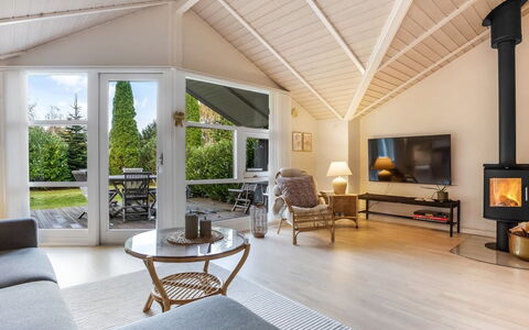 Lirim - 400M from the Sea: Verblijf, Backyard, Werf, Garden Gebouwen, Schuur, Siding, Buitenmeubels, Blokhut, Outdoor Structuur, Keet