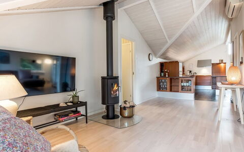 Lirim - 400M from the Sea: Verblijf, Backyard, Werf, Garden Gebouwen, Schuur, Siding, Buitenmeubels, Blokhut, Outdoor Structuur, Keet