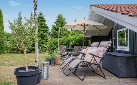 Lirim - 400M from the Sea: Verblijf, Backyard, Werf, Garden Gebouwen, Schuur, Siding, Buitenmeubels, Blokhut, Outdoor Structuur, Keet