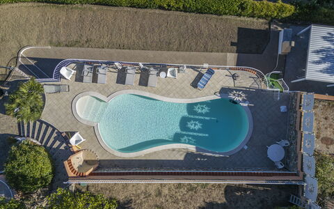 Villa Caroline, Private Pool and Seaview: Blauw, Zwembad, Toevlucht, Buitenmeubels, Vrije Tijd, Samengesteld Materiaal, Waterpartij, Schaduw, Eco Hotel, Landscaping