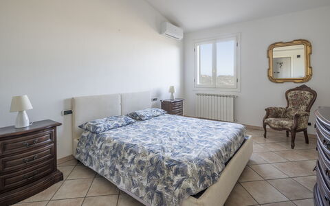 Villa Caroline, Private Pool and Seaview: Bed, Slaapkamer, Laken, Bedding, Meubilair, Verdieping, Interieur Ontwerp, Flooring, Linens, Kamer