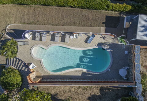 Villa Caroline, Private Pool and Seaview: Blauw, Zwembad, Toevlucht, Buitenmeubels, Vrije Tijd, Samengesteld Materiaal, Waterpartij, Schaduw, Eco Hotel, Landscaping