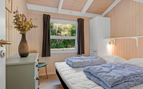 Edvard - 300M from the Sea: Interieur Ontwerp, Hout, Meubilair, Plafond, Slaapkamer, Flooring, Verdieping, Bed, Huis, Kamer
