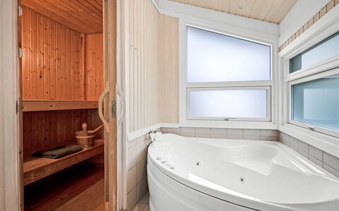 Edvard - 300M from the Sea: Hout, Bad, Interieur Ontwerp, Flooring, Plafond, Loodgieterswerkinrichting, Verdieping, Kamer, Loodgieter, Badkamer