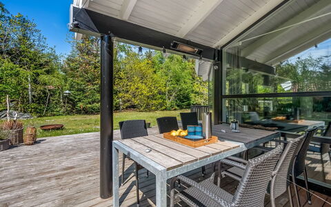 Edvard - 300M from the Sea: Meubilair, Stoel, Tafel, Veranda, Schaduw, Buitenmeubels, Plafond, Dek, Keuken En Eettafel, Glas
