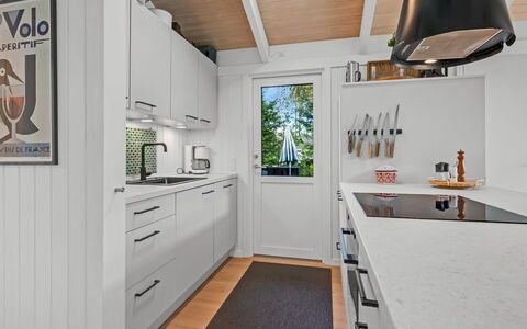 Edvard - 300M from the Sea: Keuken, Toestel Van De Keuken, Countertop, Flooring, Major Appliance, Interieur Ontwerp, Hout, Cabinetry, Verdieping, Huishoudapparatuur