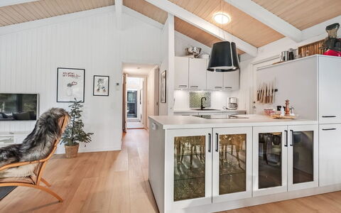 Edvard - 300M from the Sea: Interieur Ontwerp, Flooring, Hout, Meubilair, Plafond, Keuken, Lichte Inrichting, Countertop, Verdieping, Cabinetry