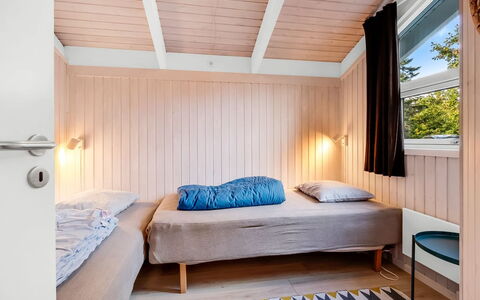 Edvard - 300M from the Sea: Hout, Interieur Ontwerp, Flooring, Plafond, Verdieping, Slaapkamer, Bed, Meubilair, Kamer, Beits