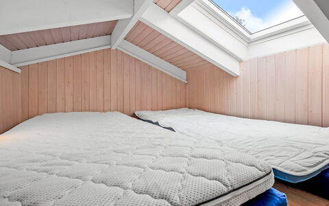 Edvard - 300M from the Sea: Hout, Slaapkamer, Linens, Verdieping, Plafond, Bed, Laken, Bedding, Beits, Zolder