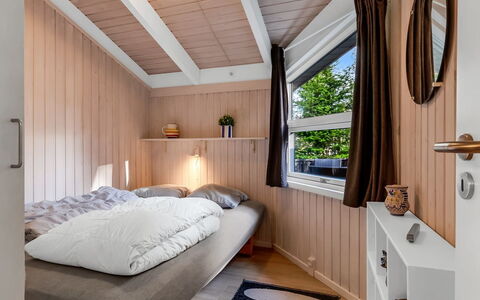 Edvard - 300M from the Sea: Interieur Ontwerp, Hout, Slaapkamer, Bed, Flooring, Verdieping, Plafond, Meubilair, Kamer, Laken