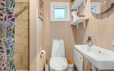 Edvard - 300M from the Sea: Hout, Loodgieterswerkinrichting, Flooring, Badkamer, Toilet, Wc Bril, Interieur Ontwerp, Verdieping, Wastafel In De Badkamer, Wastafel