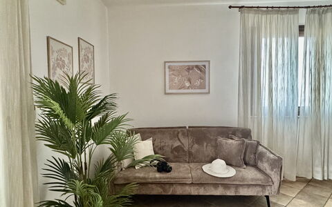 Casa Paola-connessione Starlink: Meubilair, Interieur Ontwerp, Bankstel, Muur, Flooring, Verdieping, Hout, Woonkamer, Textiel, Huis