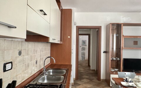 Casa Paola-connessione Starlink: Countertop, Keuken, Flooring, Major Appliance, Hout, Toestel Van De Keuken, Interieur Ontwerp, Verdieping, Cabinetry, Gootsteen