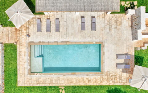 Trulli di Luccio: Zwembad, Samengesteld Materiaal, Flagstone, Buitenmeubels, Toevlucht, Waterpartij, Tuin, Schaduw, Landscaping, Landgoed