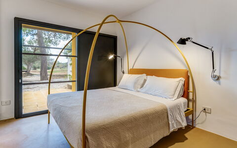 Villa Manè: Hout, Meubilair, Interieur Ontwerp, Slaapkamer, Verlichting, Bed, Verdieping, Bed Frame, Bedding, Laken