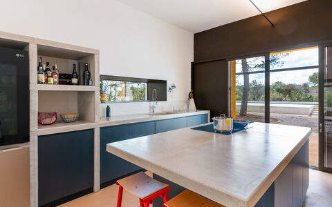Villa Manè: Keuken, Countertop, Interieur Ontwerp, Meubilair, Flooring, Hout, Cabinetry, Toestel Van De Keuken, Plafond, Verlichting