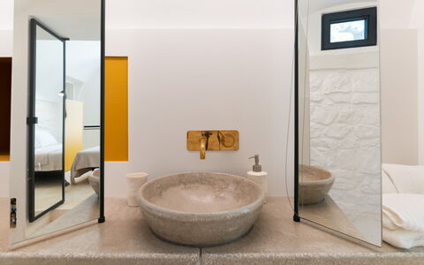 Villa Manè: Muur, Interieur Ontwerp, Loodgieterswerkinrichting, Flooring, Badkamer, Spiegel, Verdieping, Verlichting, Loodgieter, Kraan