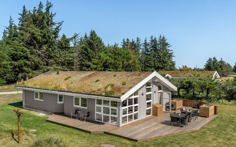 Melita - 2Km from the Sea: Blauw, Struik, Verblijf, Groundcover, Tuin, Landgoed, Schaduw, Landscaping, Boerderij, Eco Hotel