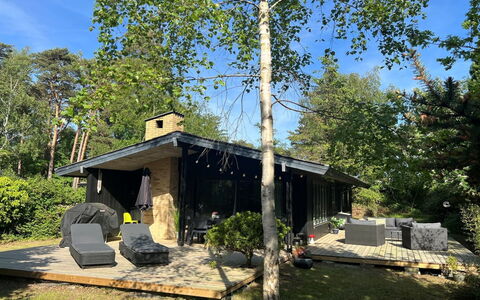Sheyla - 70M from the Sea: Verblijf, Backyard, Werf, Garden Gebouwen, Schuur, Siding, Buitenmeubels, Blokhut, Outdoor Structuur, Keet