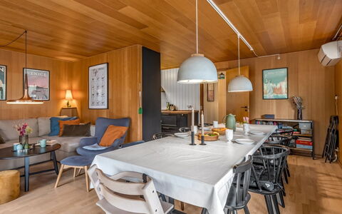Sheyla - 70M from the Sea: Verblijf, Backyard, Werf, Garden Gebouwen, Schuur, Siding, Buitenmeubels, Blokhut, Outdoor Structuur, Keet