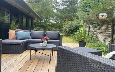 Sheyla - 70M from the Sea: Verblijf, Backyard, Werf, Garden Gebouwen, Schuur, Siding, Buitenmeubels, Blokhut, Outdoor Structuur, Keet