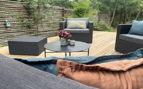 Sheyla - 70M from the Sea: Verblijf, Backyard, Werf, Garden Gebouwen, Schuur, Siding, Buitenmeubels, Blokhut, Outdoor Structuur, Keet