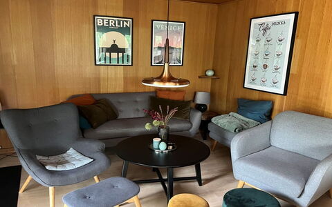 Sheyla - 70M from the Sea: Meubilair, Flooring, Verdieping, Interieur Ontwerp, Woonkamer, Stoel, Houten Vloer, Koffietafel, Kamer, Beits