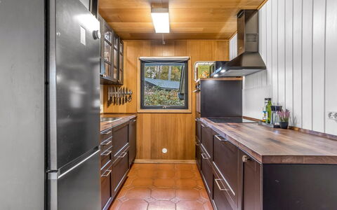 Sheyla - 70M from the Sea: Hout, Major Appliance, Toestel Van De Keuken, Keuken, Flooring, Interieur Ontwerp, Countertop, Verlichting, Huishoudapparatuur, Cabinetry