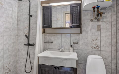 Sheyla - 70M from the Sea: Loodgieterswerkinrichting, Wastafel, Wastafel In De Badkamer, Interieur Ontwerp, Flooring, Badkamer, Verdieping, Kraan, Toilet, Wc Bril