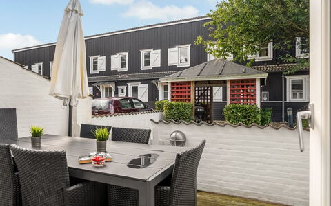Epiphania - 100M to the Fjord: Huis, Woongebied, Huis, Verblijf, Dak, Land Lot, Siding, Tuin, Landgoed, Gazon