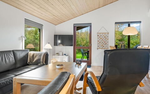 Jaane - 250M to the Fjord: Deur, Balkon, Stoel, Buitenmeubels, Werf, Oprit, Kamerplant, Binnenplaats, Gang, Bloempot