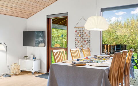 Jaane - 250M to the Fjord: Deur, Balkon, Stoel, Buitenmeubels, Werf, Oprit, Kamerplant, Binnenplaats, Gang, Bloempot