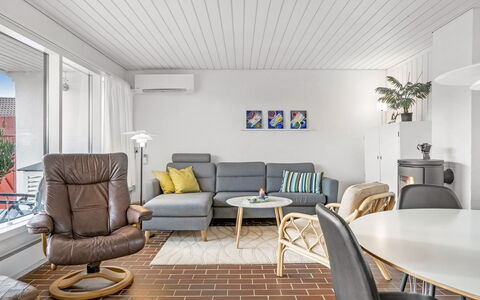 Ketilbiorn - 700M from the Sea: Meubilair, Interieur Ontwerp, Flooring, Verdieping, Hout, Plafond, Bankstel, Woonkamer, Houten Vloer, Verlichting