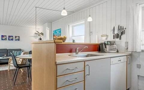 Ketilbiorn - 700M from the Sea: Keuken, Interieur Ontwerp, Flooring, Hout, Countertop, Meubilair, Plafond, Toestel Van De Keuken, Verdieping, Major Appliance