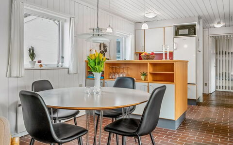 Ketilbiorn - 700M from the Sea: Interieur Ontwerp, Flooring, Hout, Meubilair, Plafond, Verdieping, Keuken En Eettafel, Huis, Lichte Inrichting, Eetkamer